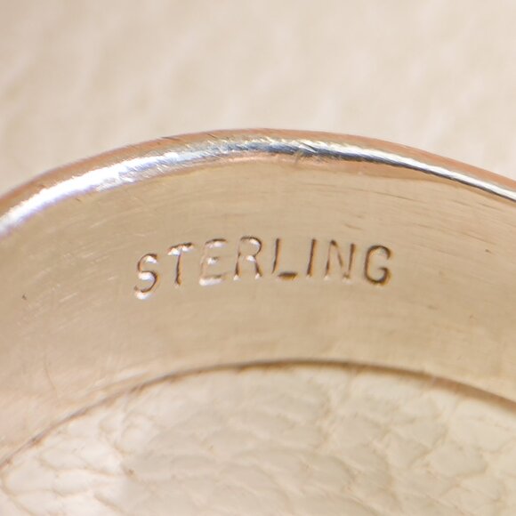 Sterling Silver Carved Band – Signed SY (Steve Yellowhorse), Size 8 - Picture 5 of 9